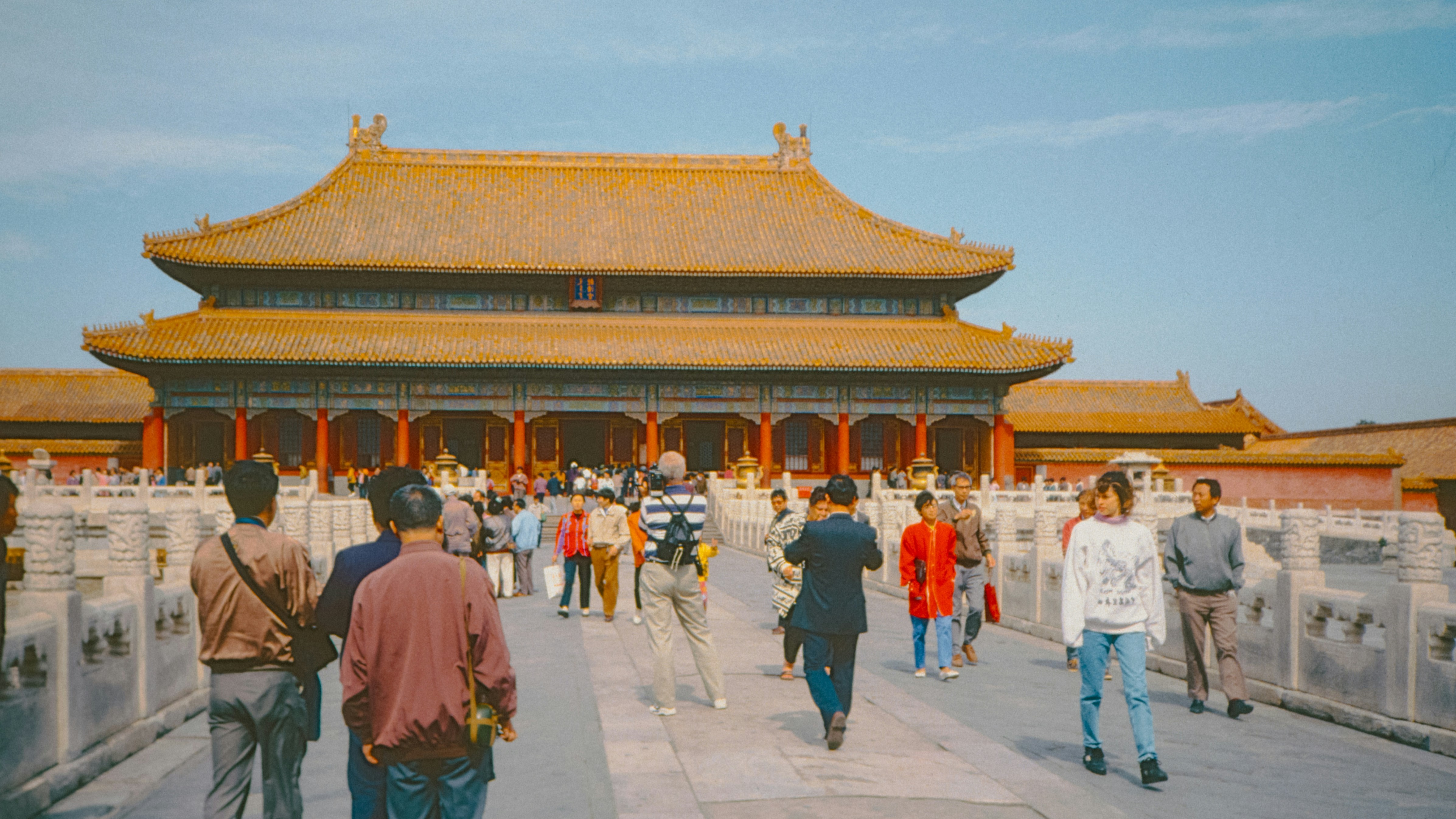 Becoming Middle Class in Urban China: Class Background, Lifestyle, and Gender